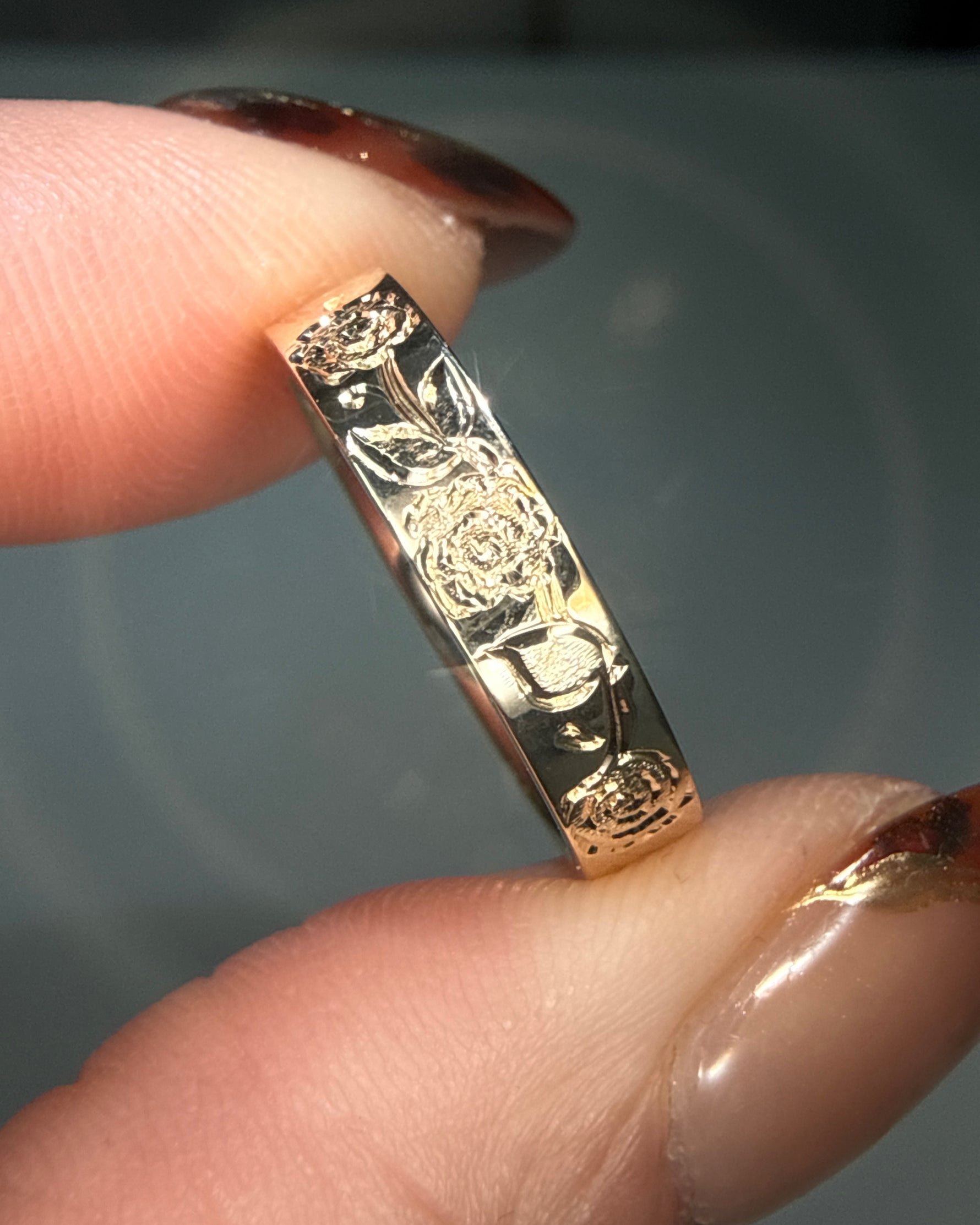 Floral engraved rose diamond band